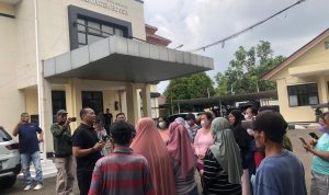 Warga Cimandala Geruduk Kecamatan Sukaraja, Tuntut Solusi atas Pencemaran PT Rainbow Indah Karpet