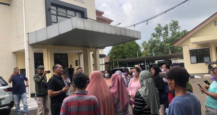 Warga Cimandala Geruduk Kecamatan Sukaraja, Tuntut Solusi atas Pencemaran PT Rainbow Indah Karpet