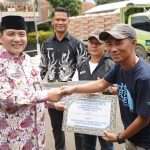Pj. Bupati Bogor Serahkan Bantuan untuk Perbaikan Sarana Keagamaan, Pendidikan, dan Wisata di Cisarua