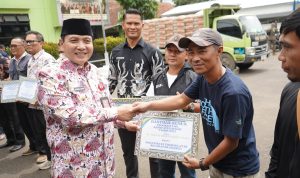 Pj. Bupati Bogor Serahkan Bantuan untuk Perbaikan Sarana Keagamaan, Pendidikan, dan Wisata di Cisarua