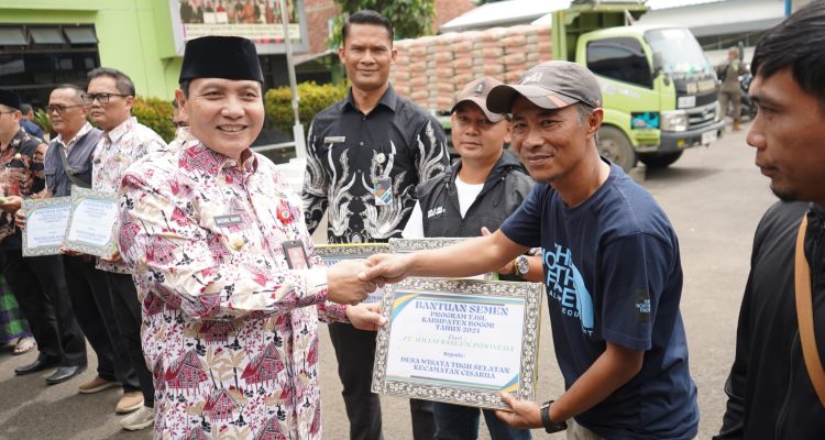 Pj. Bupati Bogor Serahkan Bantuan untuk Perbaikan Sarana Keagamaan, Pendidikan, dan Wisata di Cisarua