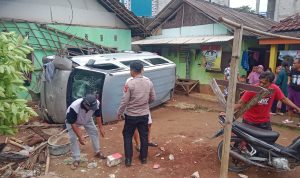 Mobil Grand Max Hantam Rumah Warga, Seorang Nenek Tewas Tertimpa