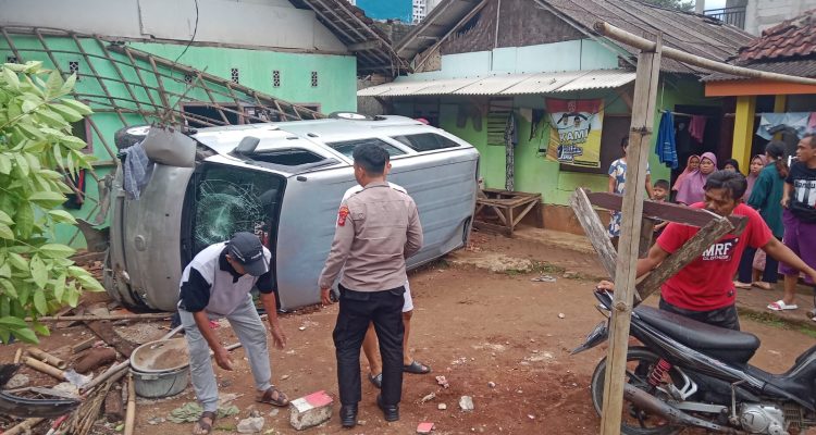 Mobil Grand Max Hantam Rumah Warga, Seorang Nenek Tewas Tertimpa