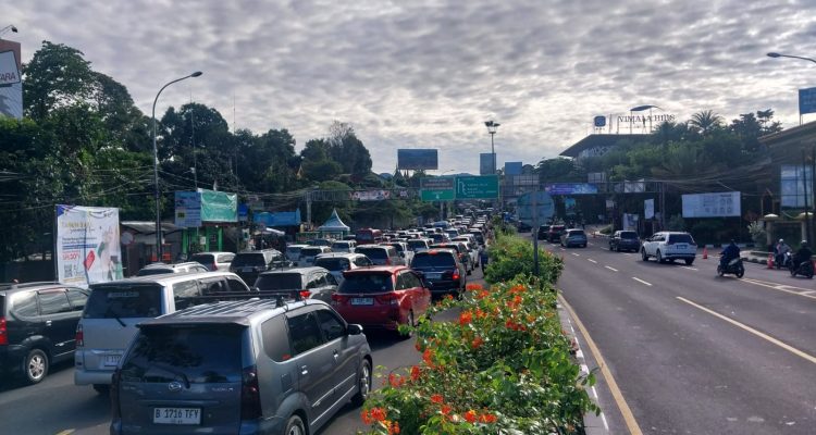 7 Ribu Kendaraan Memasuki Kawasan Puncak Bogor, Rekayasa One Way Diterapkan