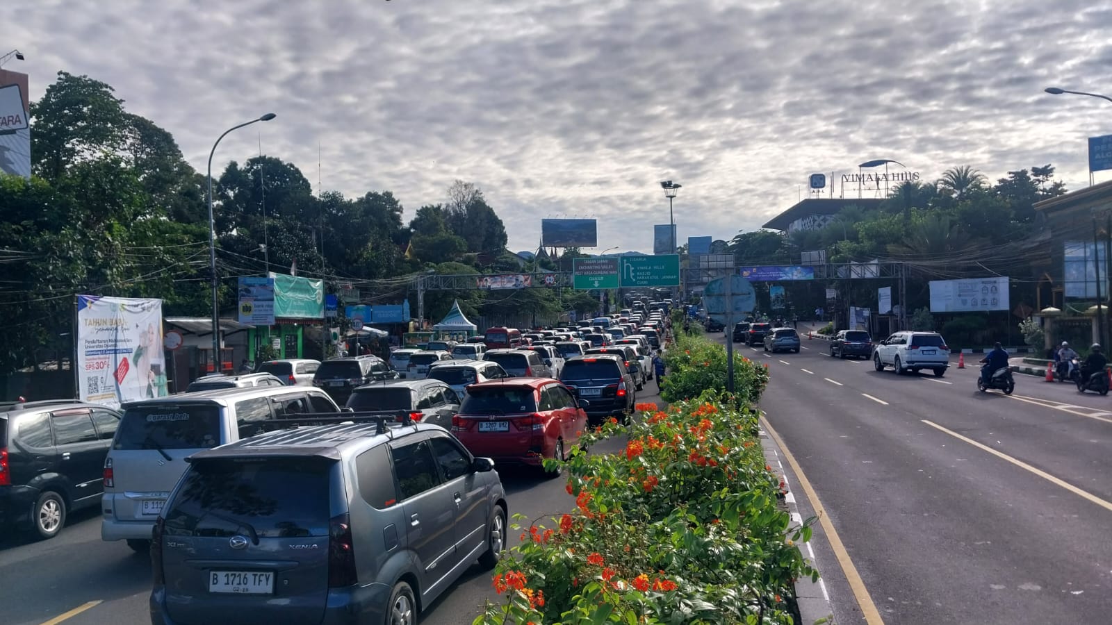 7 Ribu Kendaraan Memasuki Kawasan Puncak Bogor, Rekayasa One Way Diterapkan