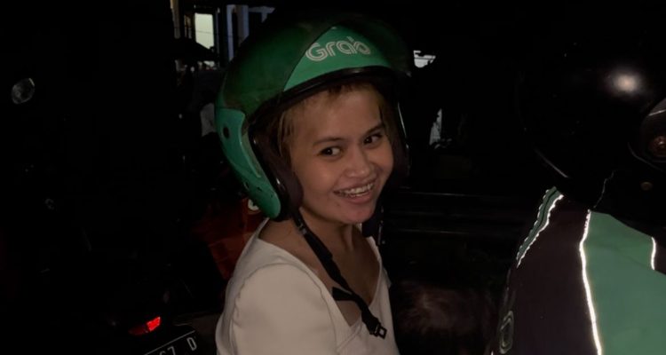 One Way Puncak Bikin Jengkel, Ibu Dua Anak Pilih Sewa Ojeg Online.