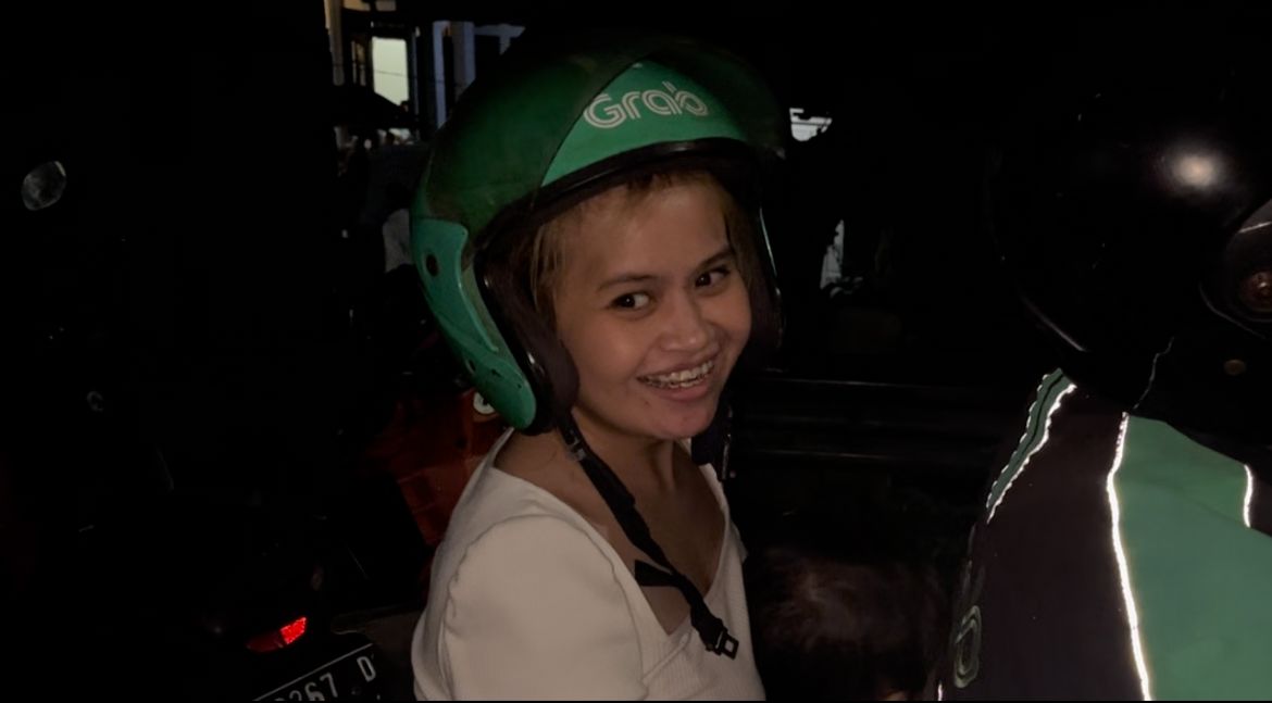 One Way Puncak Bikin Jengkel, Ibu Dua Anak Pilih Sewa Ojeg Online.