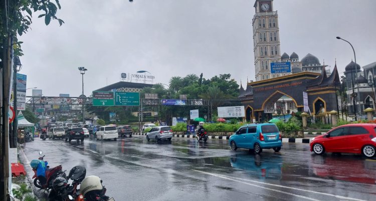 Jalur Puncak Diguyur Hujan, Arus Lalin Normal Dua Arah