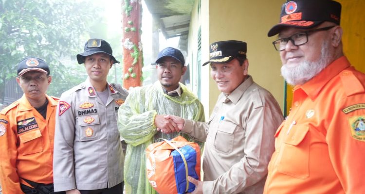 Pj Bupati Bogor Janji akan Perbaiki Rumah Terdampak Banjir di Cisarua