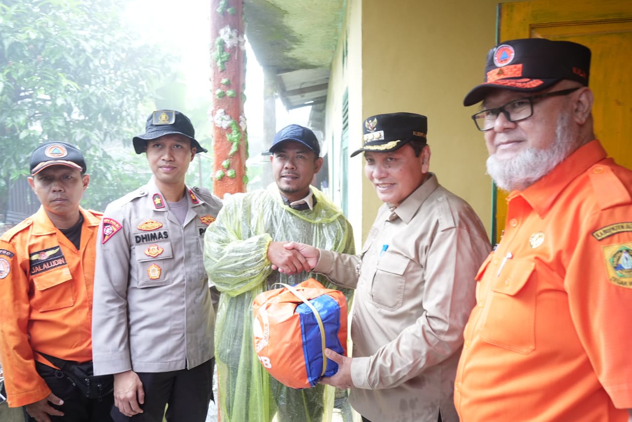 Pj Bupati Bogor Janji akan Perbaiki Rumah Terdampak Banjir di Cisarua