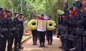Brimob Gugur di Papua, Isak Tangis Selimuti Pemakaman Brigadir Iqbal Anwar
