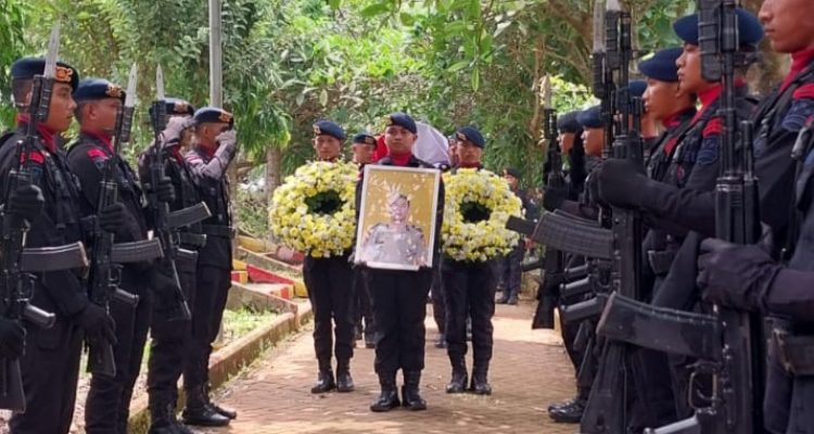 Brimob Gugur di Papua, Isak Tangis Selimuti Pemakaman Brigadir Iqbal Anwar
