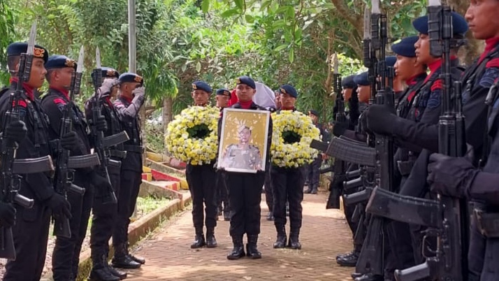 Brimob Gugur di Papua, Isak Tangis Selimuti Pemakaman Brigadir Iqbal Anwar