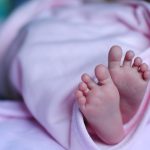 Heboh ! Seorang Ibu Melahirkan Anak di Kolong Jembatan Sungai Cileungsi