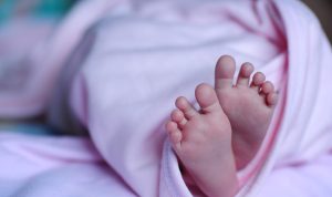 Heboh ! Seorang Ibu Melahirkan Anak di Kolong Jembatan Sungai Cileungsi