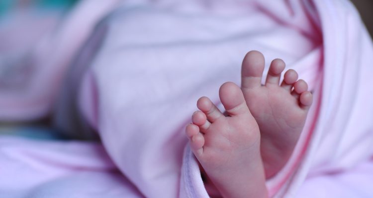 Heboh ! Seorang Ibu Melahirkan Anak di Kolong Jembatan Sungai Cileungsi
