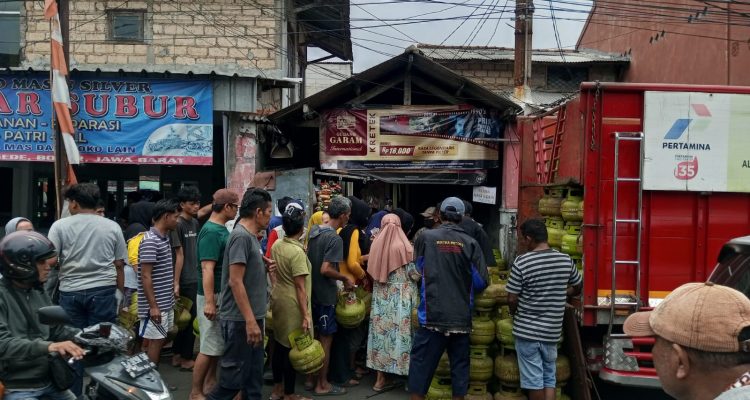 Gas Elpiji 3 KG Langka : Warga Bogor Harus Antri, Pangkalan Kewalahan