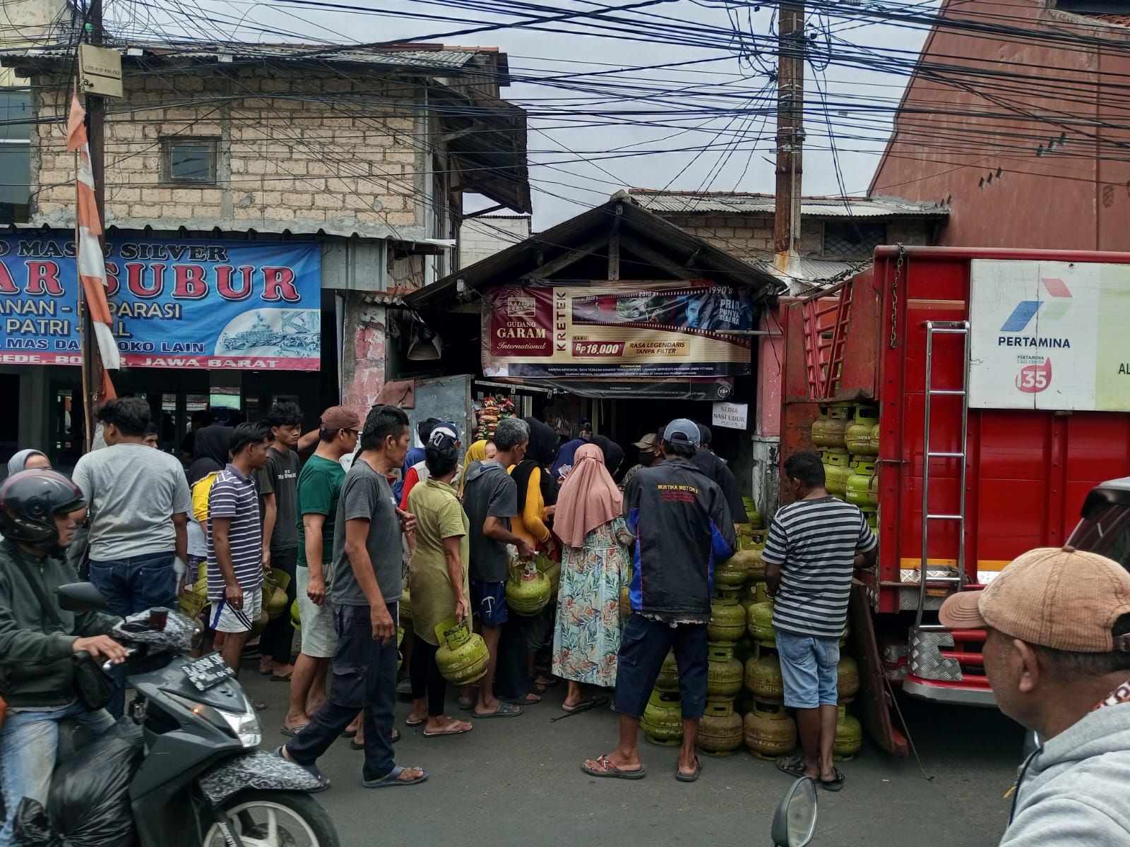 Gas Elpiji 3 KG Langka : Warga Bogor Harus Antri, Pangkalan Kewalahan