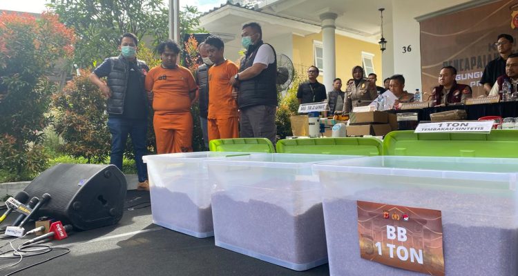 Jaringan Narkoba Malang-Bali di Sentul Dibongkar, Polisi Amankan 2 Pelaku dan 1 Ton Tembakau Sintetis