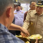 PJ Bupati Bogor Cicipi Durian Lokal Khas Leuwiliang : Rasanya Enak