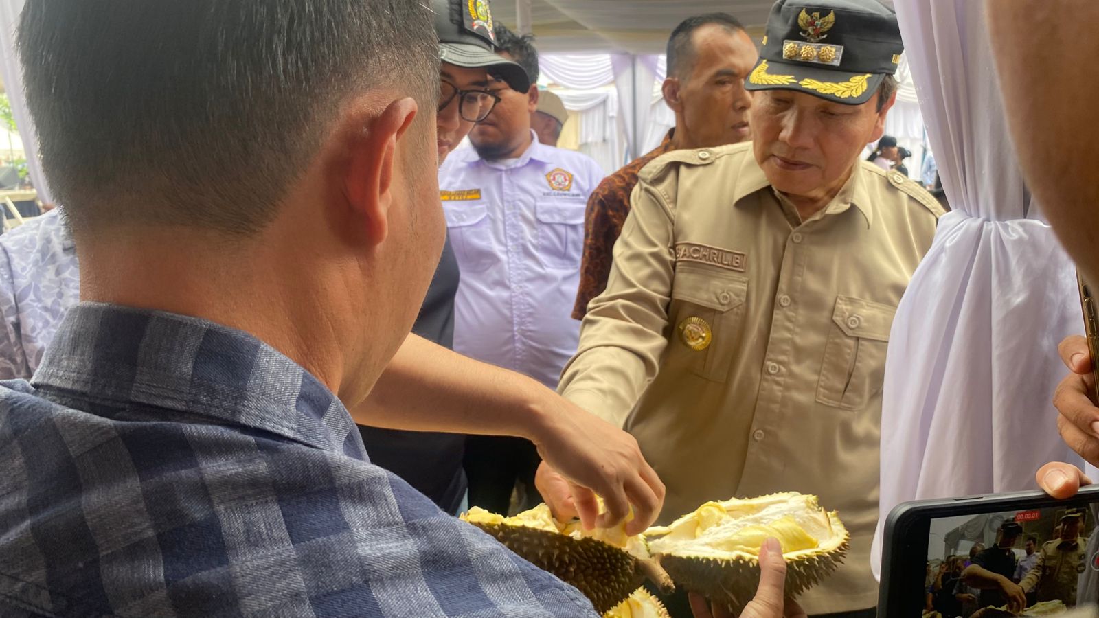 PJ Bupati Bogor Cicipi Durian Lokal Khas Leuwiliang : Rasanya Enak