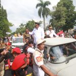 Naik Mobil Clasik, Bupati-Wakil Bupati Bogor Sapa Warga Usai Dilantik