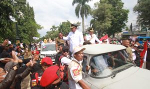 Naik Mobil Clasik, Bupati-Wakil Bupati Bogor Sapa Warga Usai Dilantik