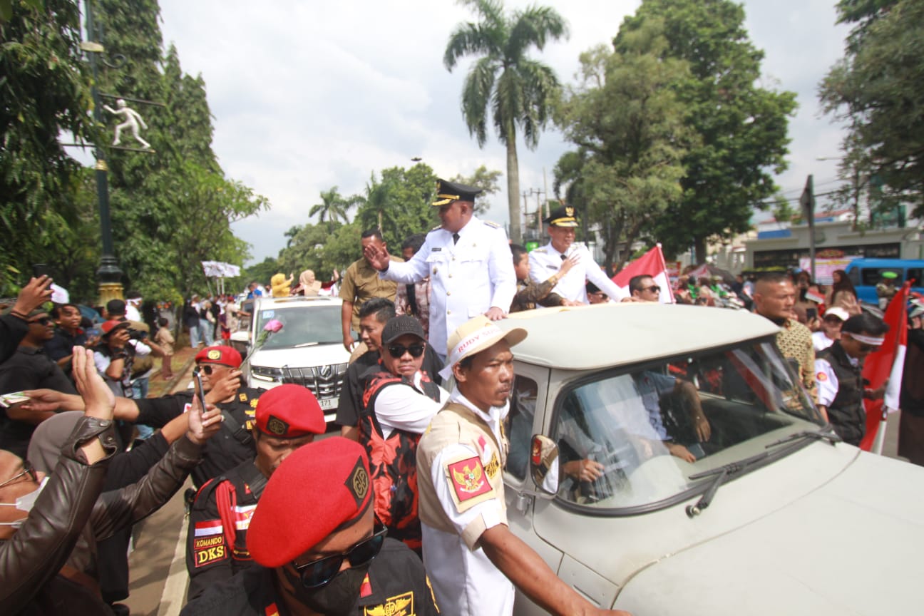 Naik Mobil Clasik, Bupati-Wakil Bupati Bogor Sapa Warga Usai Dilantik
