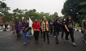 Mahasiswa Universitas Pakuan Gelar Aksi di DPRD Kota Bogor, Wakil Ketua : Kita Terima Aspirasi Mereka
