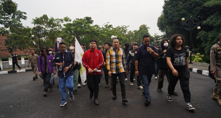 Mahasiswa Universitas Pakuan Gelar Aksi di DPRD Kota Bogor, Wakil Ketua : Kita Terima Aspirasi Mereka