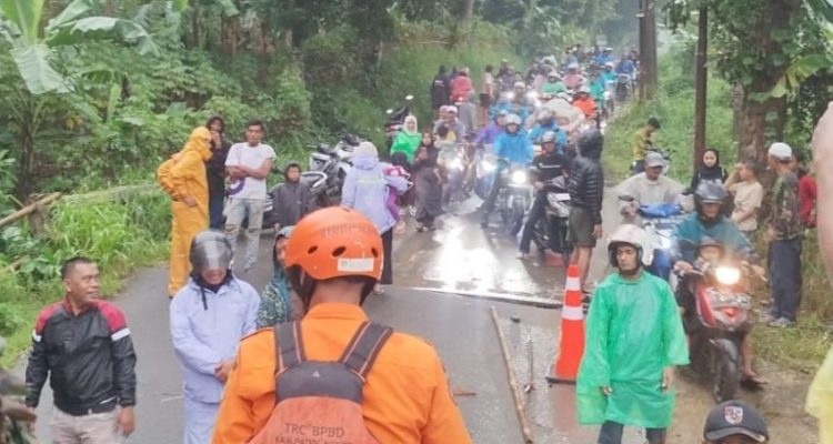 Akses Jalan Citeureup- Sukamakmur Putus, Bupati Bogor Intruksikan Bangun Jembatan Bailey