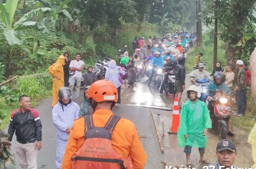 Akses Jalan Citeureup- Sukamakmur Putus, Bupati Bogor Intruksikan Bangun Jembatan Bailey