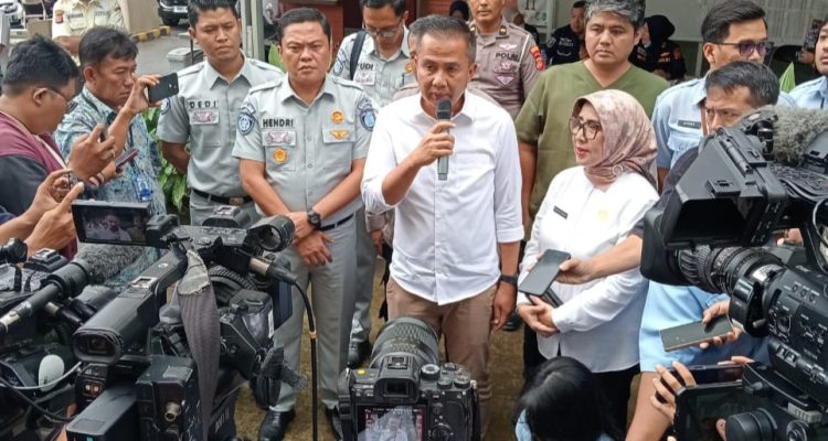 PJ Gubernur Jawa Barat Kunjungi Korban Tabrakan Beruntun Tol Ciawi