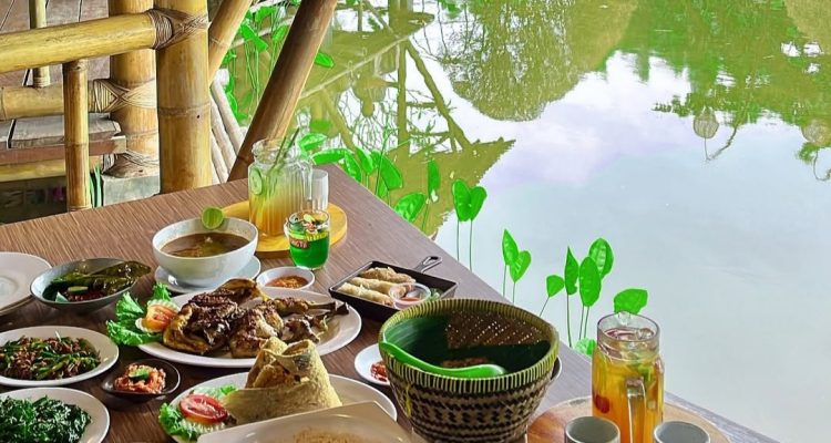 Cicipi Lezatnya Masakan Sunda di Saung Apung Cileungsi