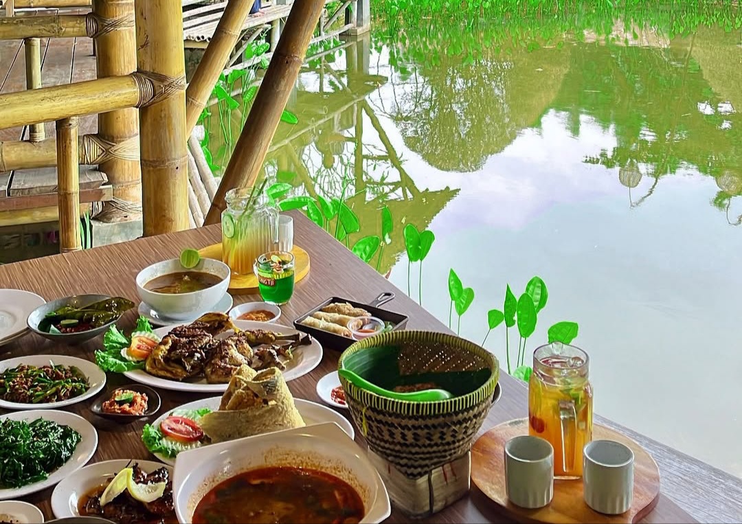 Cicipi Lezatnya Masakan Sunda di Saung Apung Cileungsi