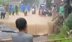 Jembatan di Jalan Citeureup- Sukamakmur Amblas, Pengendara Tak Bisa Melintas