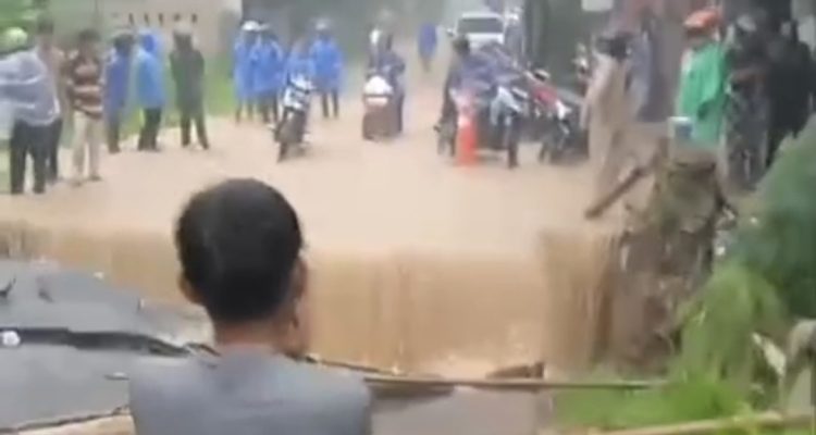 Jembatan di Jalan Citeureup- Sukamakmur Amblas, Pengendara Tak Bisa Melintas