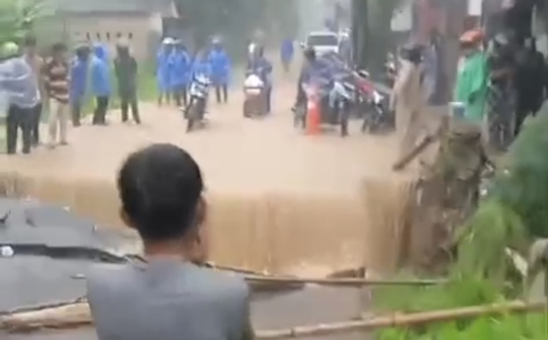 Jembatan di Jalan Citeureup- Sukamakmur Amblas, Pengendara Tak Bisa Melintas