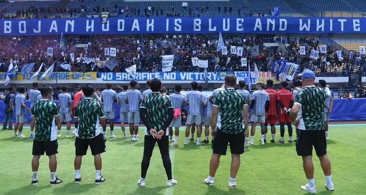 Ribuan Bobotoh Beri Semangat di Latihan Persib : Dukungan Membara Jelang Derbi Lawan Persija