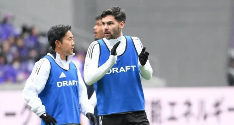 Kartu Kuning Sandy Walsh Warnai Kekalahan Yokohama Marinos dari Sanfrecce Hiroshima di J-League 2025