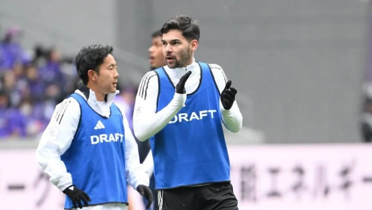 Kartu Kuning Sandy Walsh Warnai Kekalahan Yokohama Marinos dari Sanfrecce Hiroshima di J-League 2025