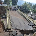 Jembatan di Cisarua Amblas, Akses ke Tempat Wisata Terputus