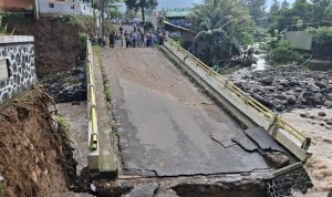 Jembatan di Cisarua Amblas, Akses ke Tempat Wisata Terputus