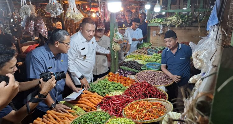 Bupati Bogor Pantau Ketersediaan Bahan Pokok di Pasar Cibinong, Pastikan Stok Aman hingga Lebaran