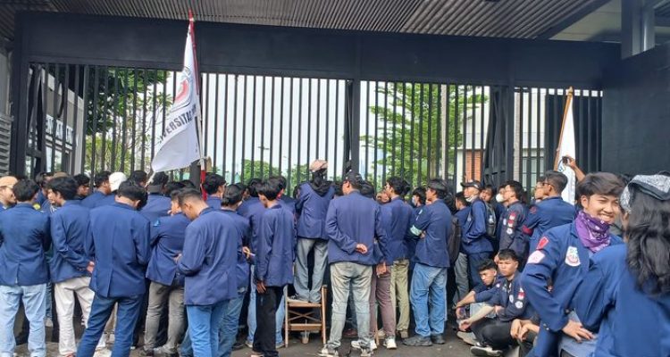 Sejumlah Massa Tolak RUU TNI, Aksi Demonstrasi Depan Gedung DPR RI