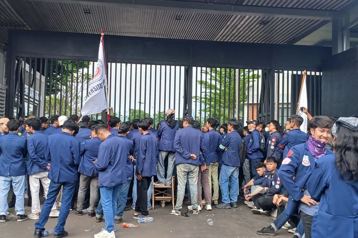 Sejumlah Massa Tolak RUU TNI, Aksi Demonstrasi Depan Gedung DPR RI