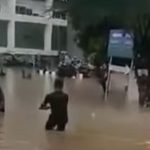 Banjir di RSUD Bekasi : Warga Kerjasama Selamatkan Mobil dengan Tali