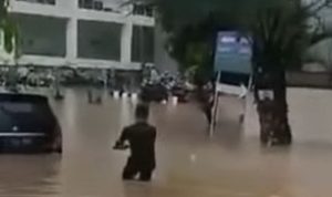 Banjir di RSUD Bekasi : Warga Kerjasama Selamatkan Mobil dengan Tali