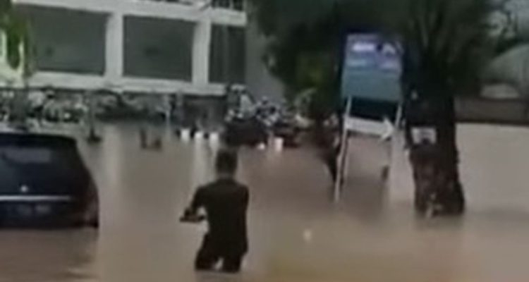 Banjir di RSUD Bekasi : Warga Kerjasama Selamatkan Mobil dengan Tali