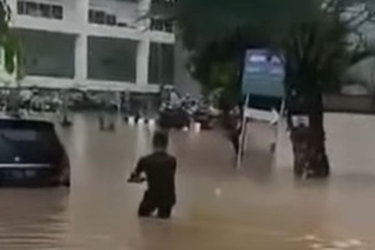 Banjir di RSUD Bekasi : Warga Kerjasama Selamatkan Mobil dengan Tali